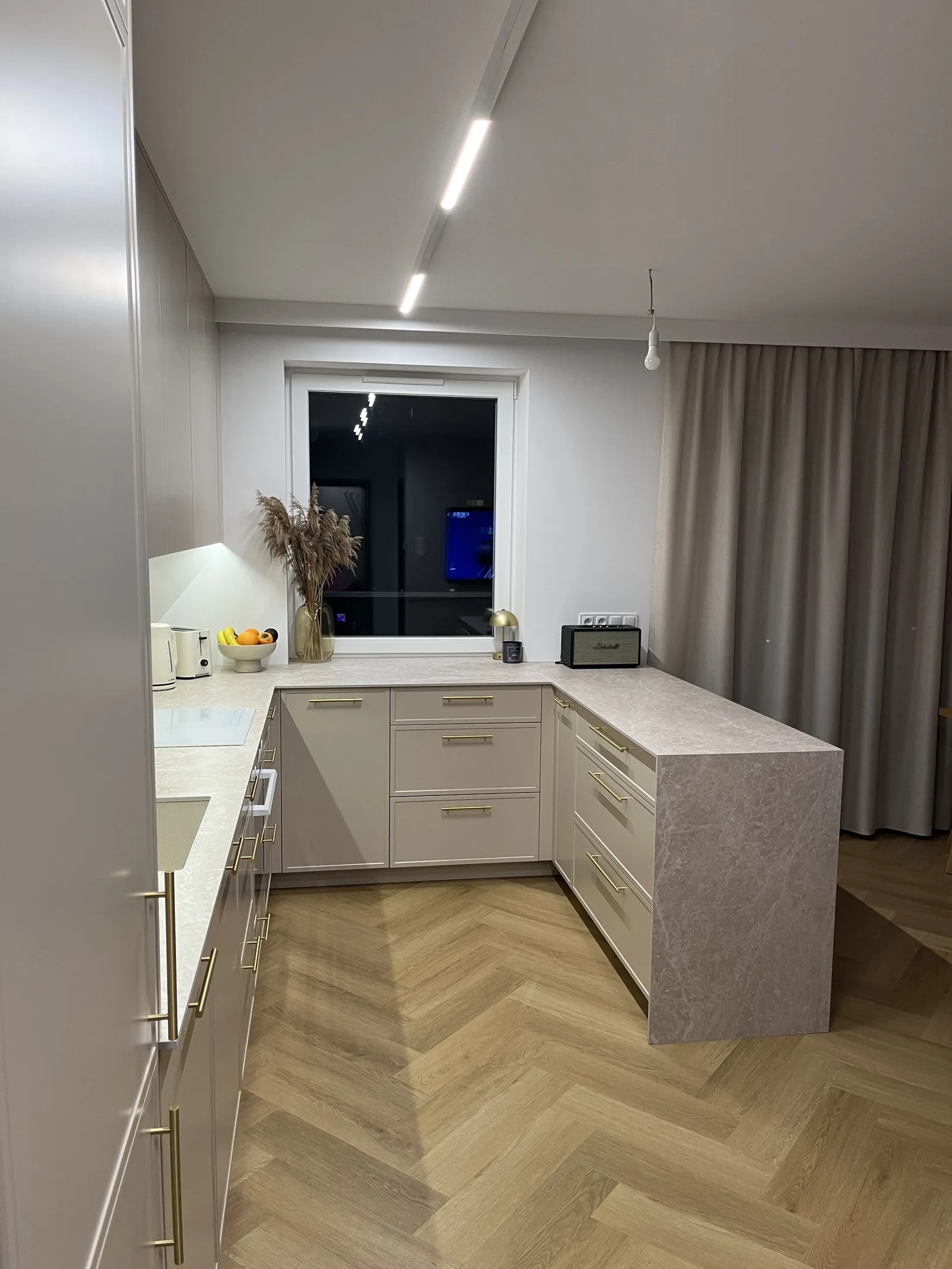 Kuchnia na wymiar w taupe, widok przy oknie