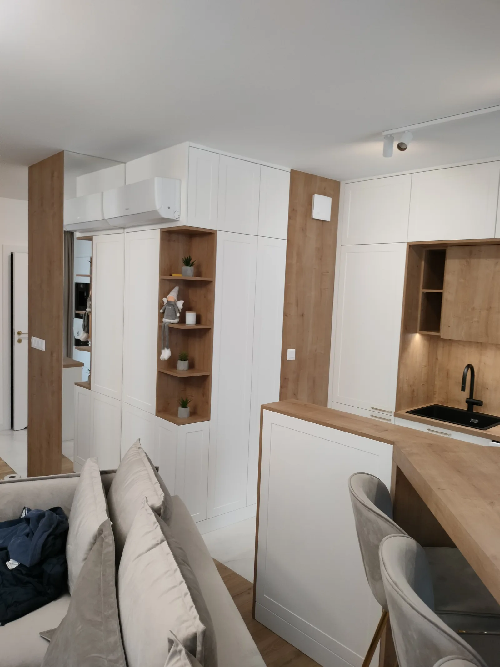 Kuchnia na wymiar otwarta na salon, blat barowy z hokerami