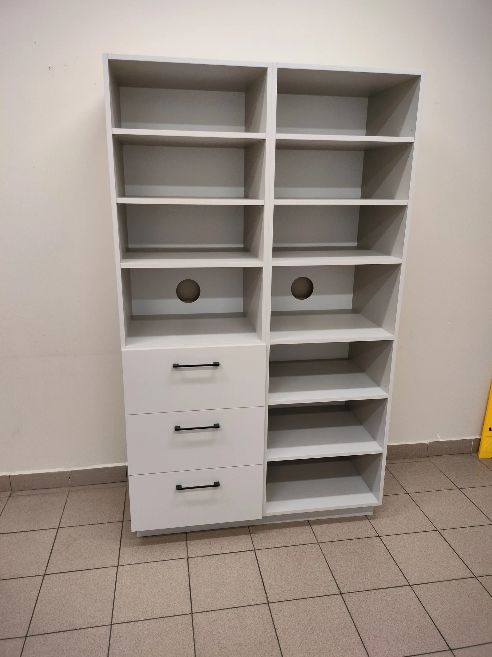 Regał na wymiar w zapleczu kuchennym, otwarte półki i szuflady