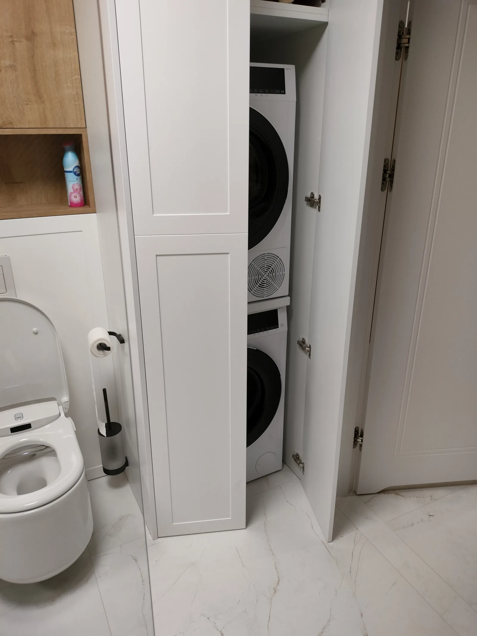 Zabudowa łazienkowa na wymiar na pralkę i suszarkę, obok WC podwieszane
