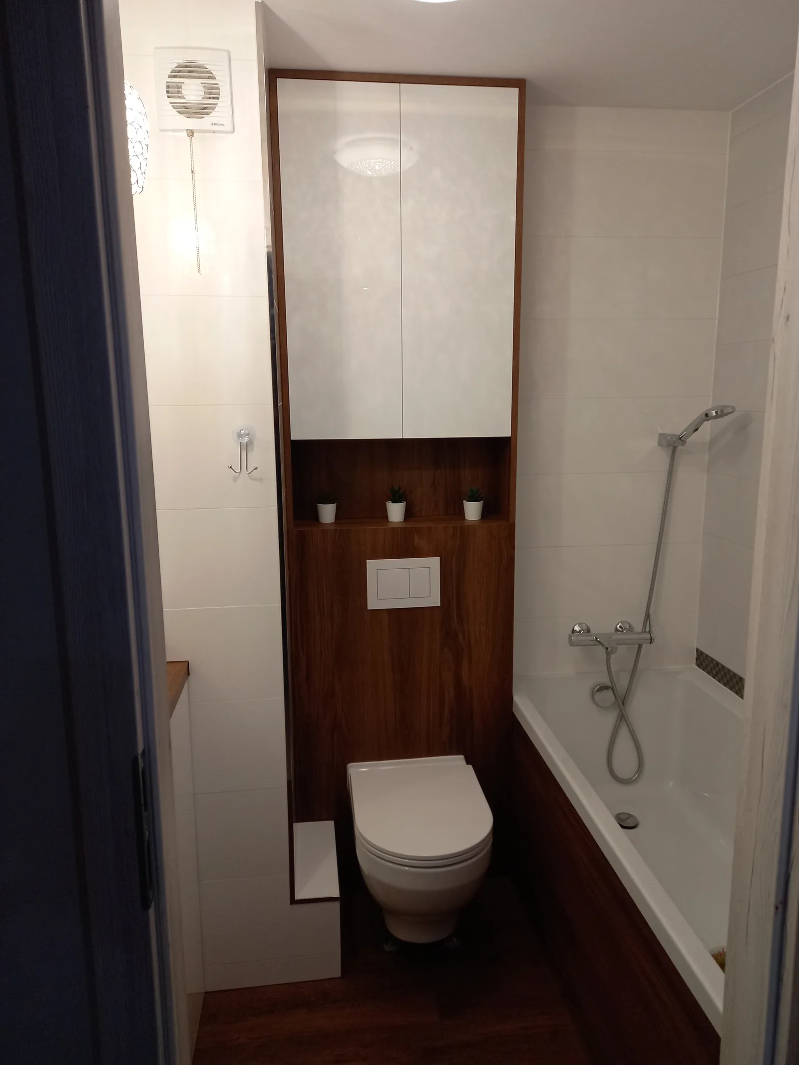 Łazienka na wymiar, prysznic z wanną i zabudowa nad WC