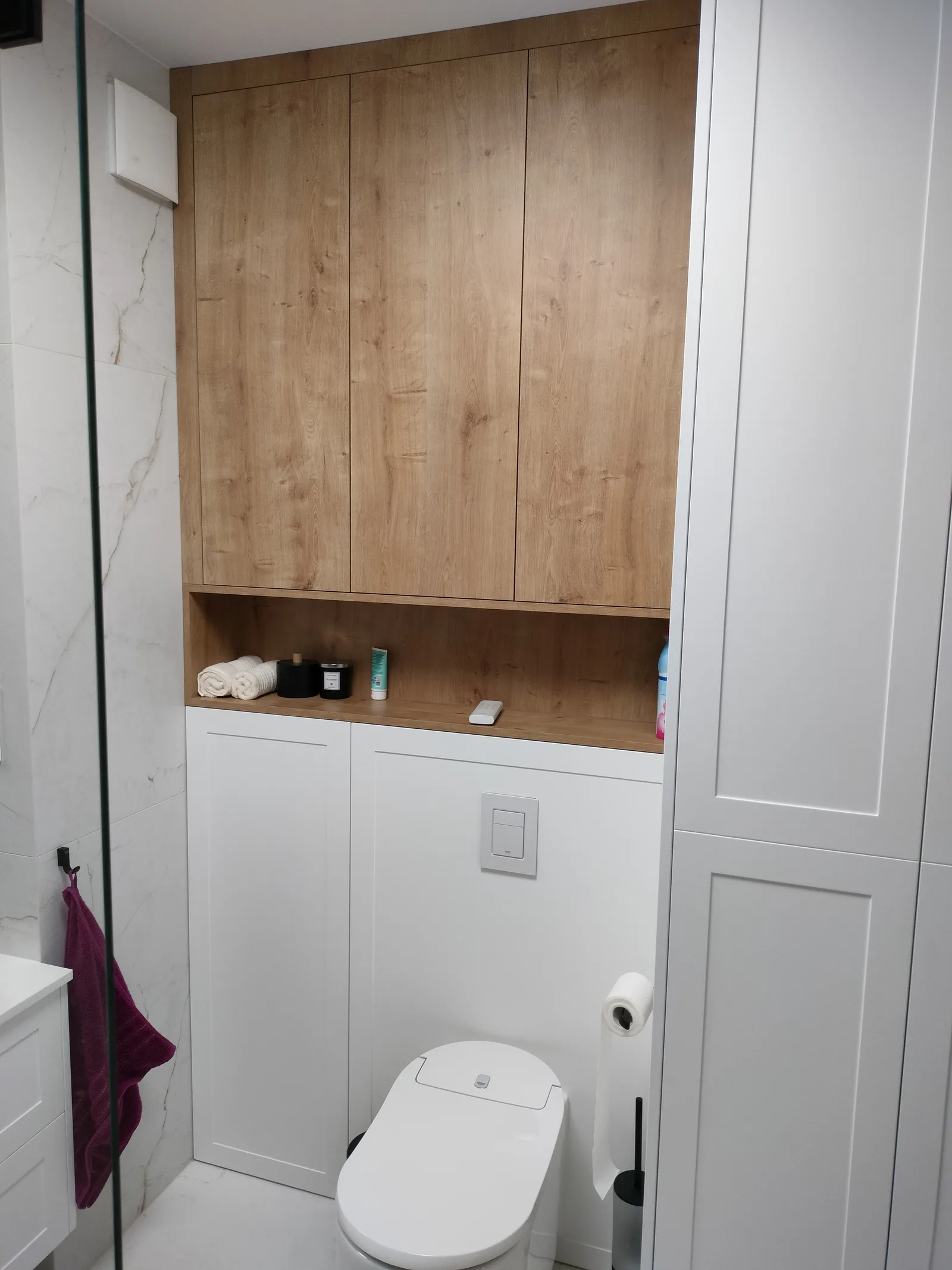 Zabudowa łazienkowa na wymiar nad WC, dekor drewna