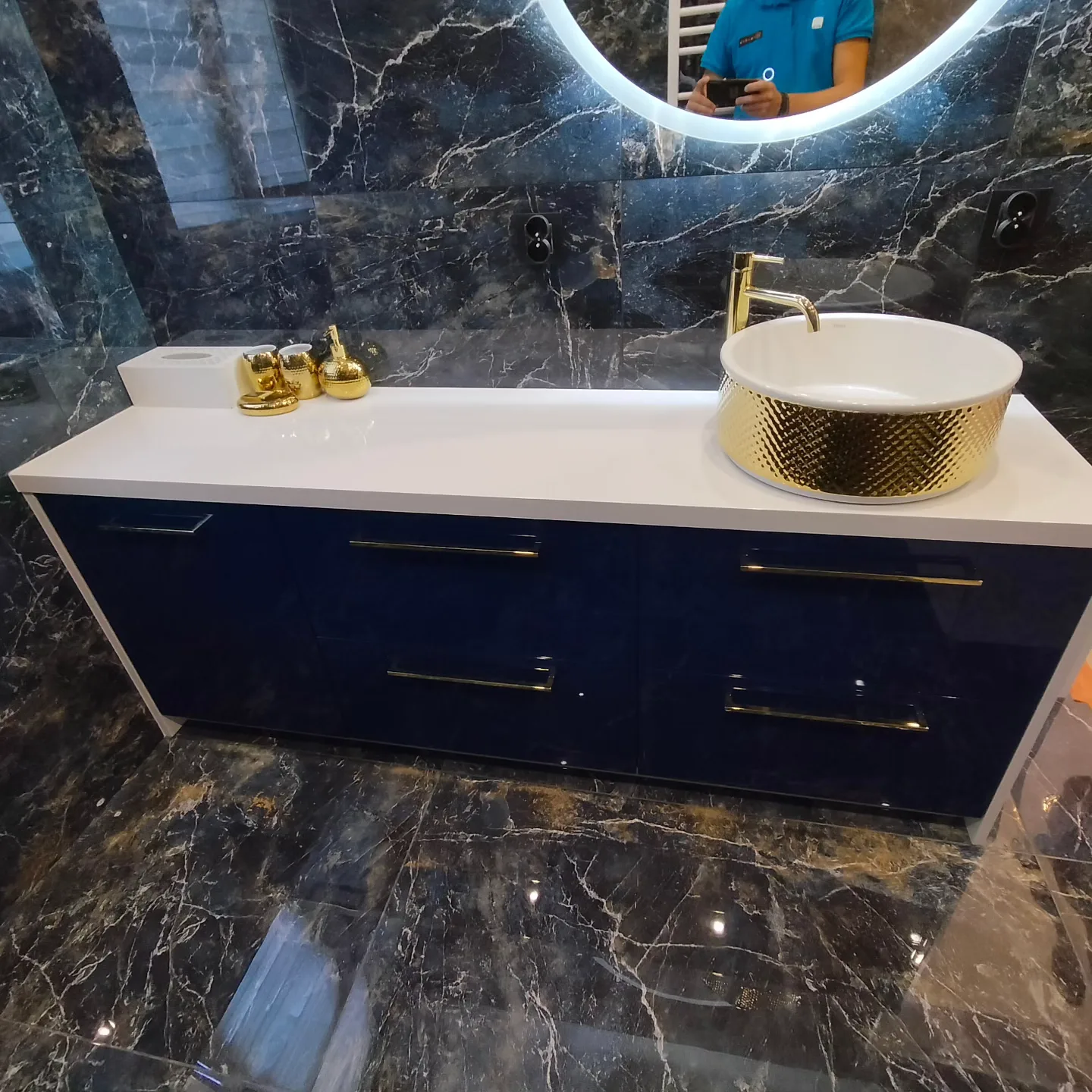 Granatowa szafka łazienkowa na wymiar, zbliżenie na umywalkę