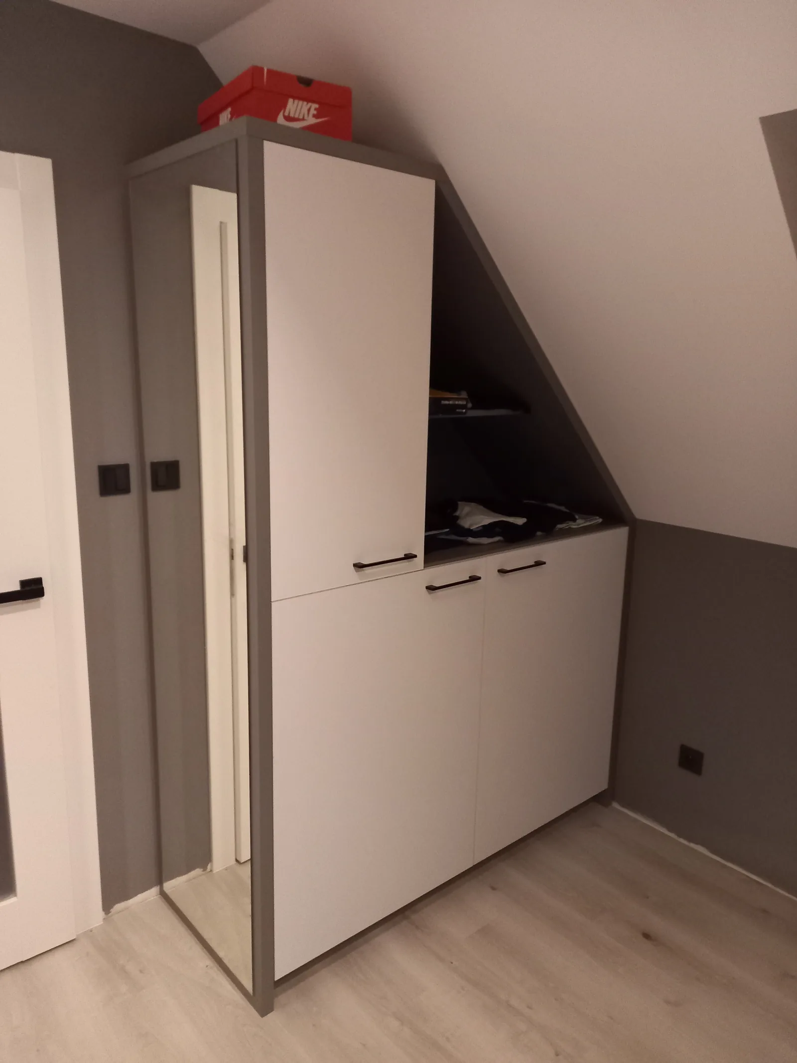 Szafa na wymiar dopasowana do skosu poddasza, drzwi z lustrem