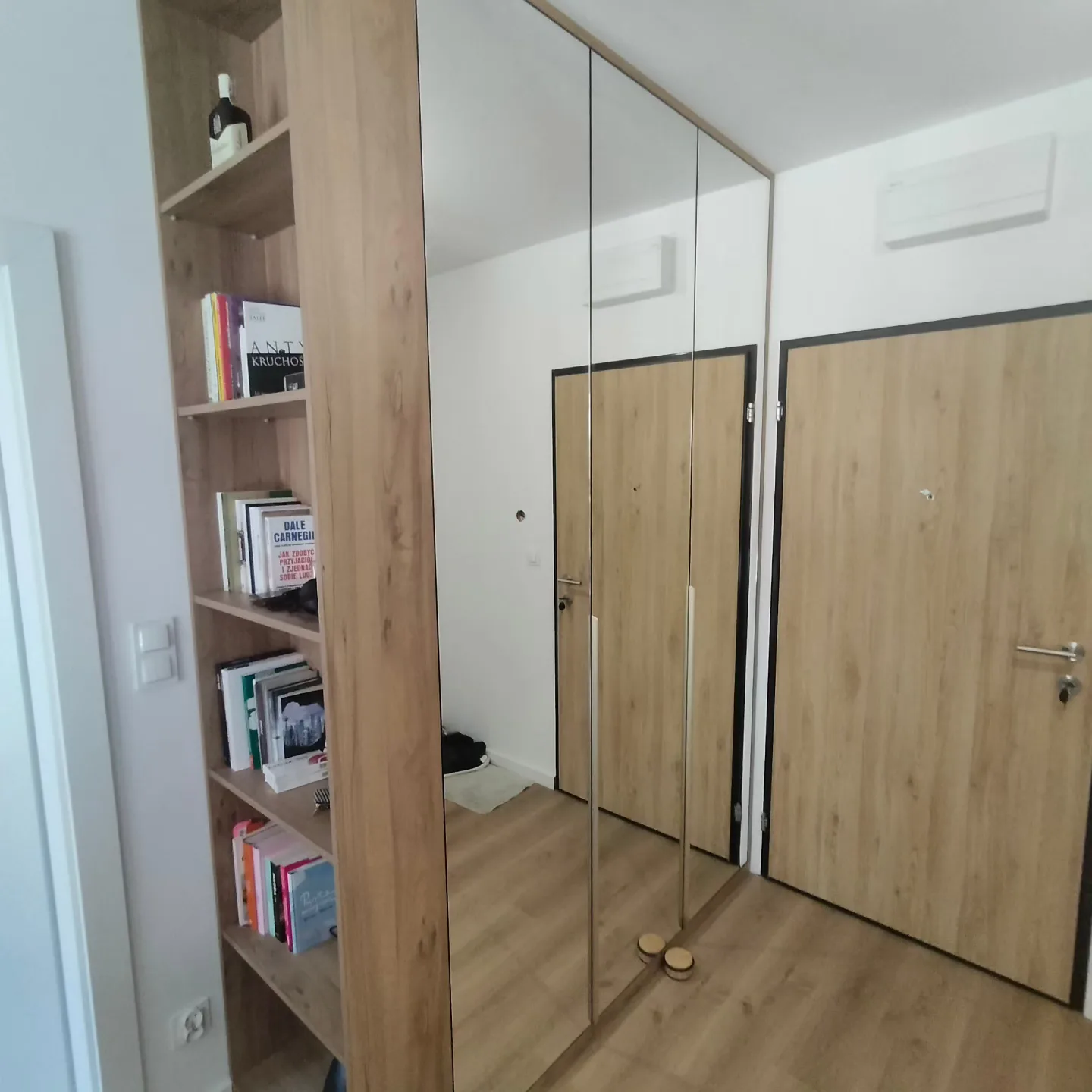 Szafa na wymiar z lustrzanym frontem i regałem w dekorze drewna