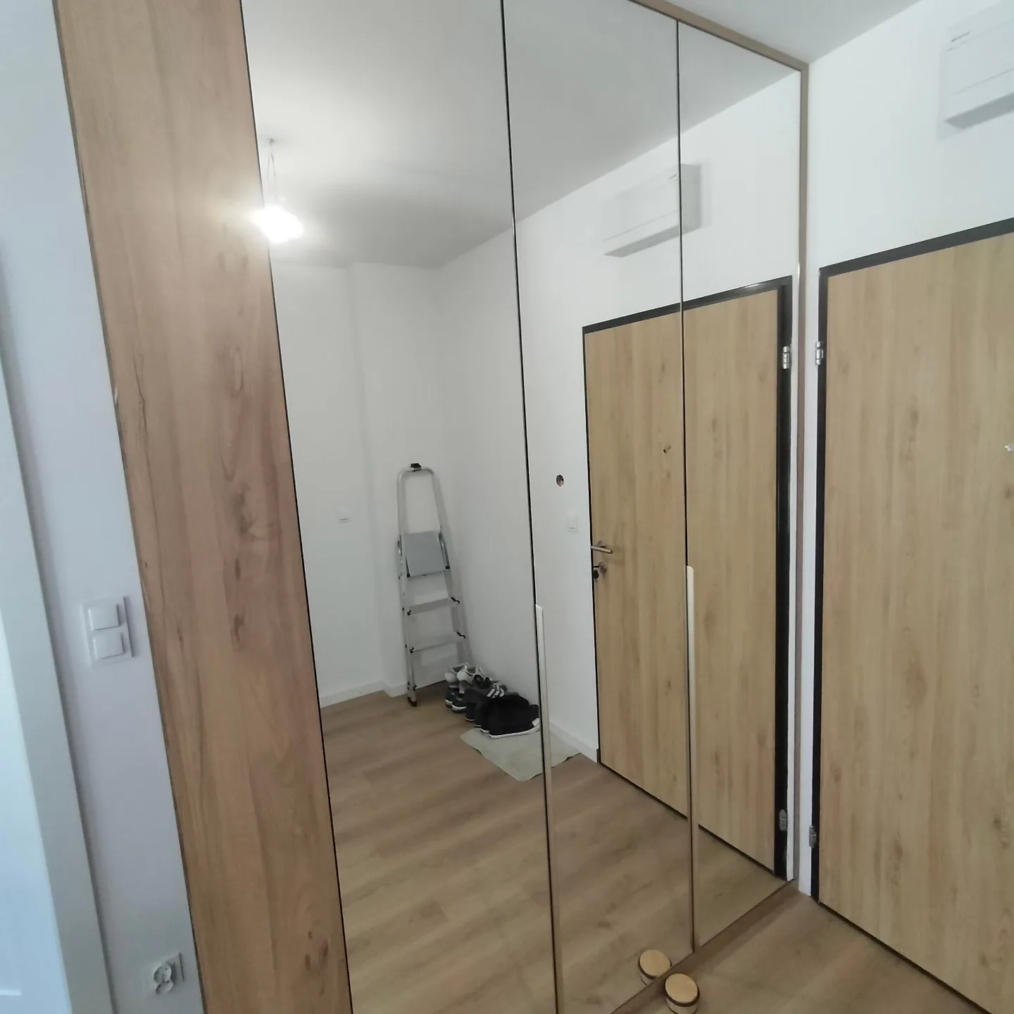 Szafa na wymiar z lustrzanym frontem, podłoga w jodełkę