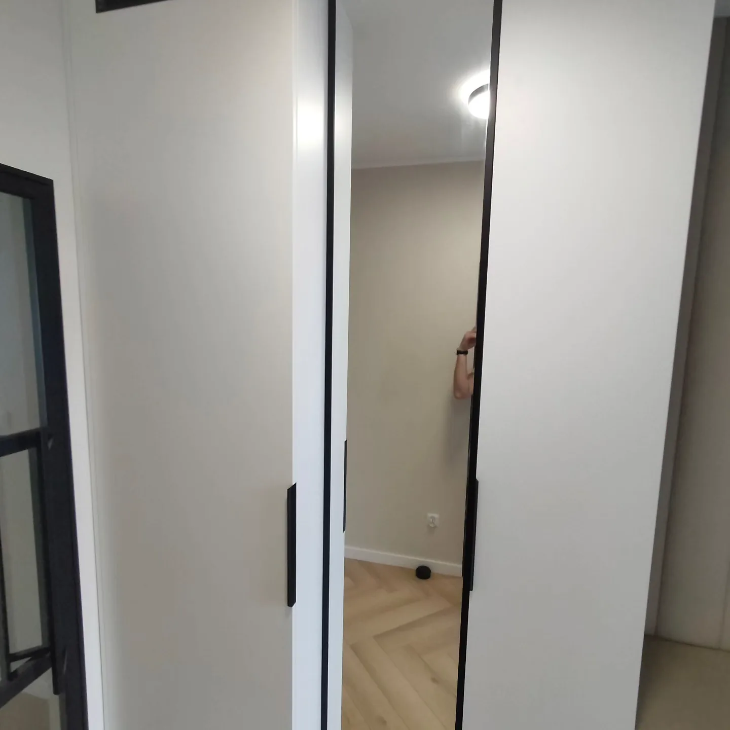 Szafa na wymiar z lustrzanym frontem w czarnej ramie