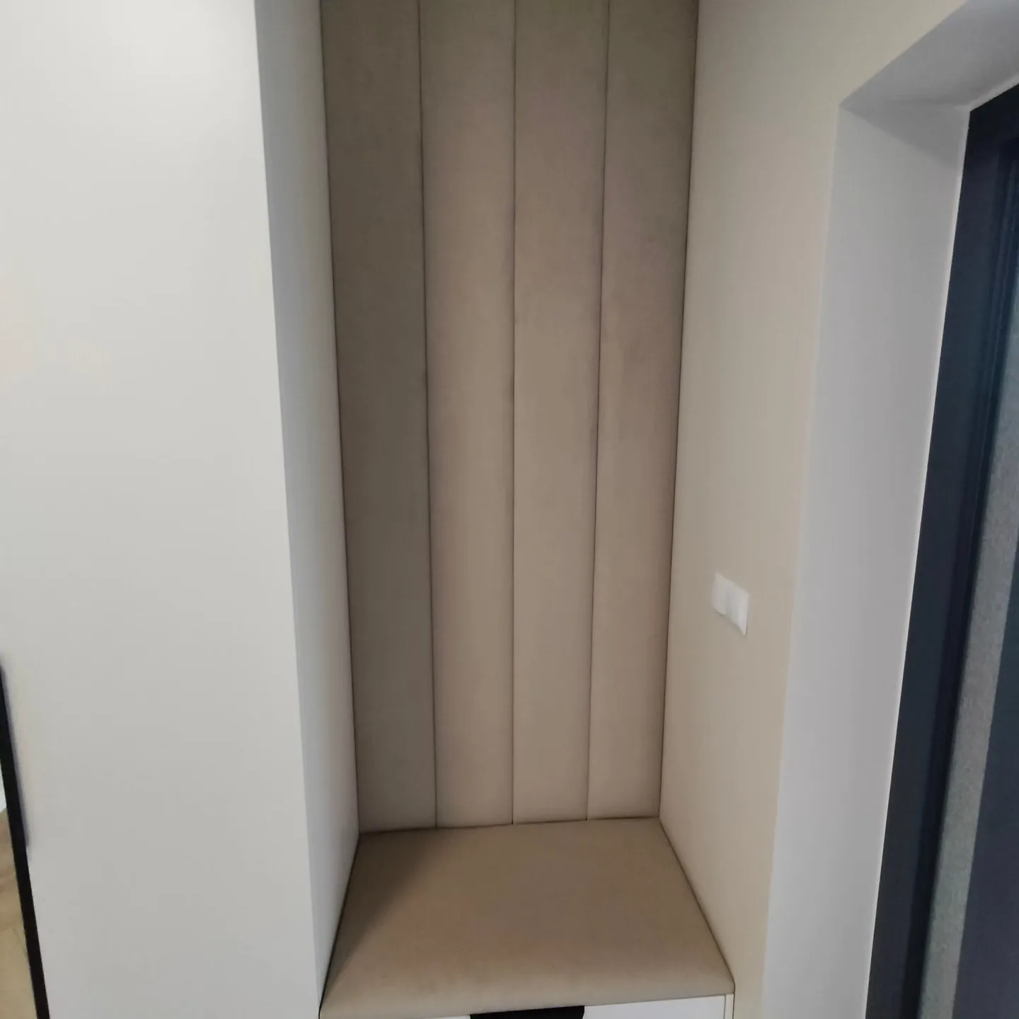 Wnęka na wymiar w odcieniu beżu