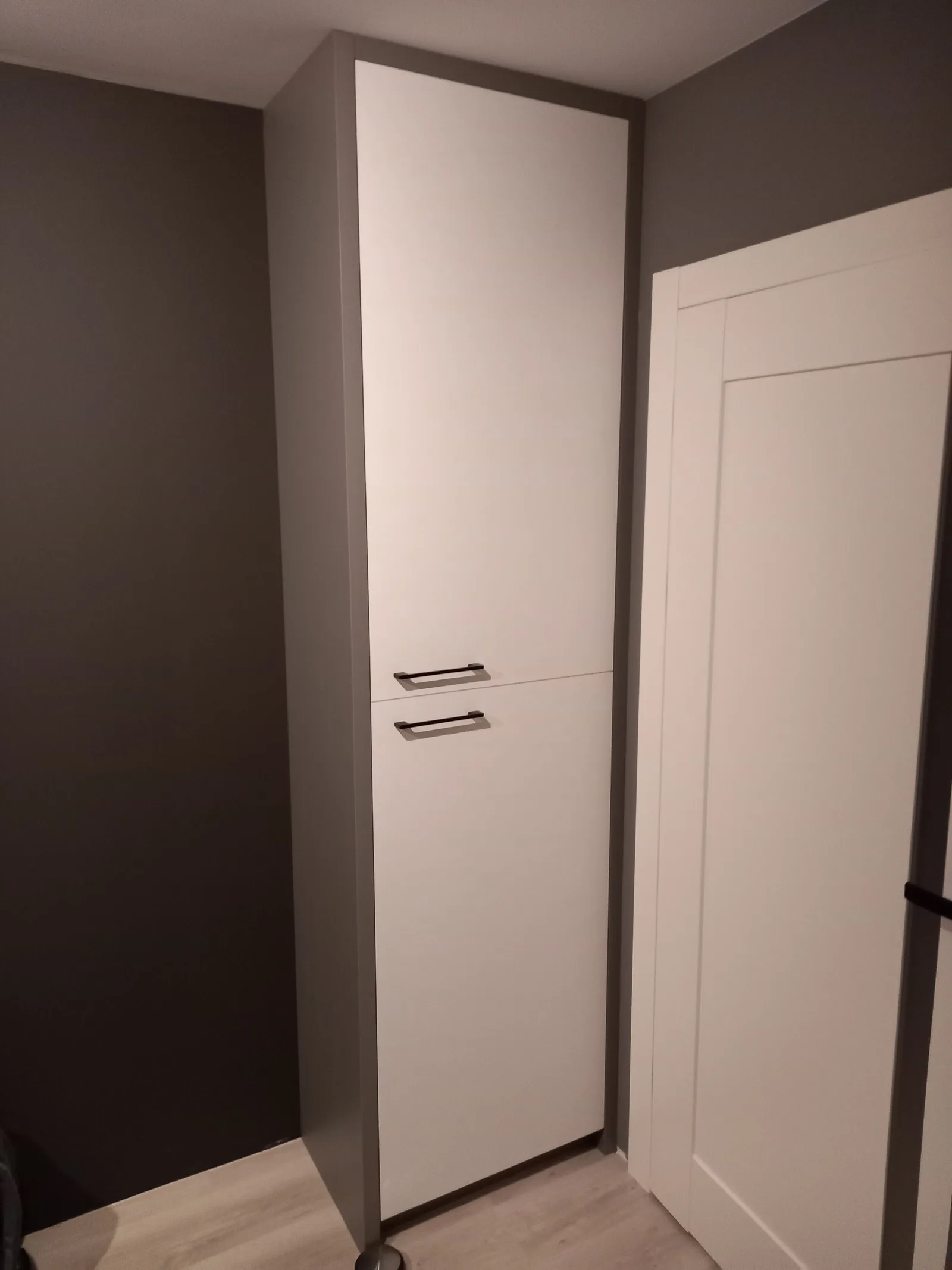Szafa wnękowa na wymiar pod skosem schodów, front w bieli