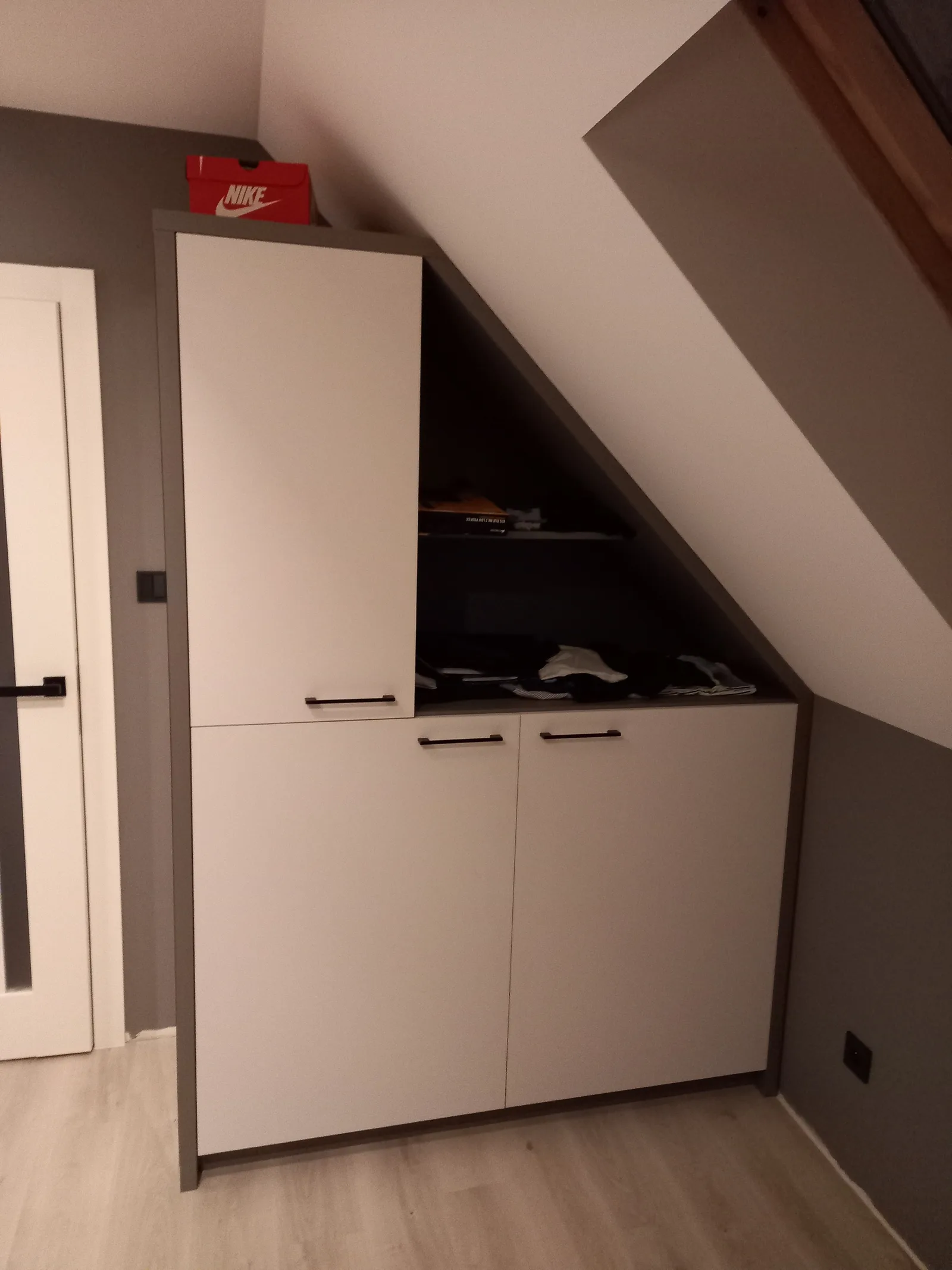 Szafa wnękowa na wymiar pod schodami, otwarte drzwi