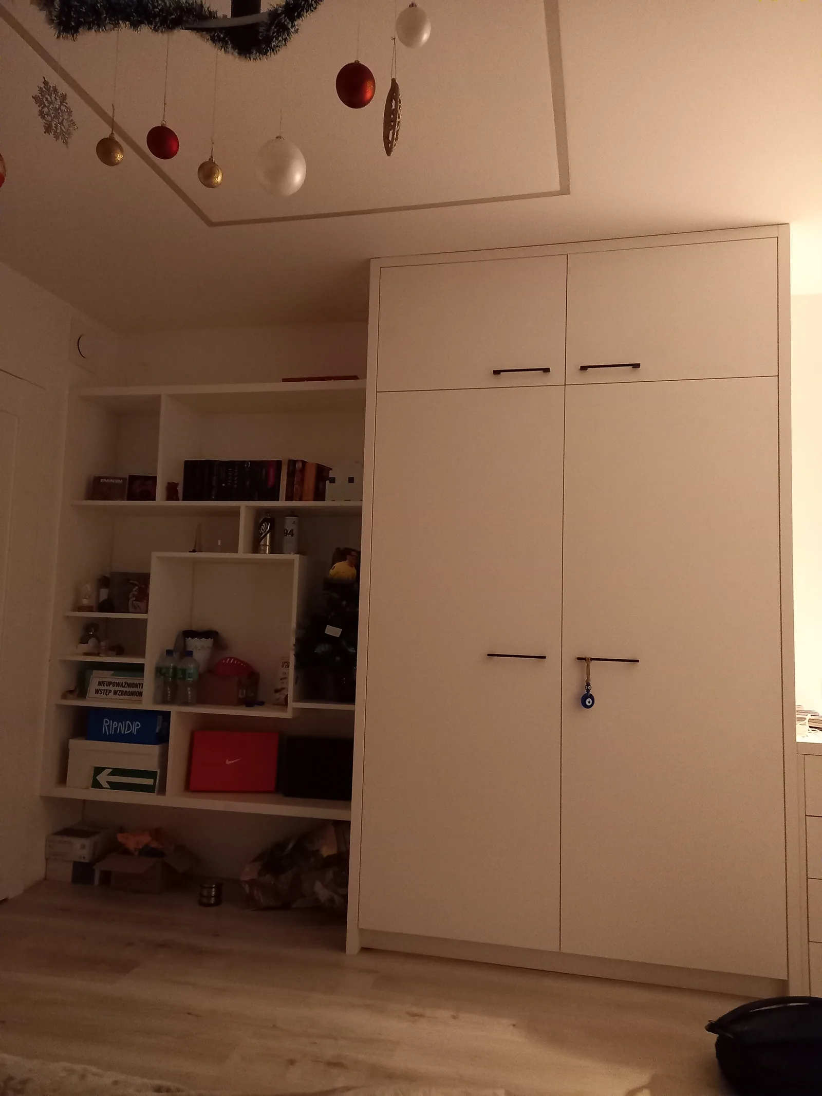 Zabudowa wnękowa na wymiar z półkami otwartymi