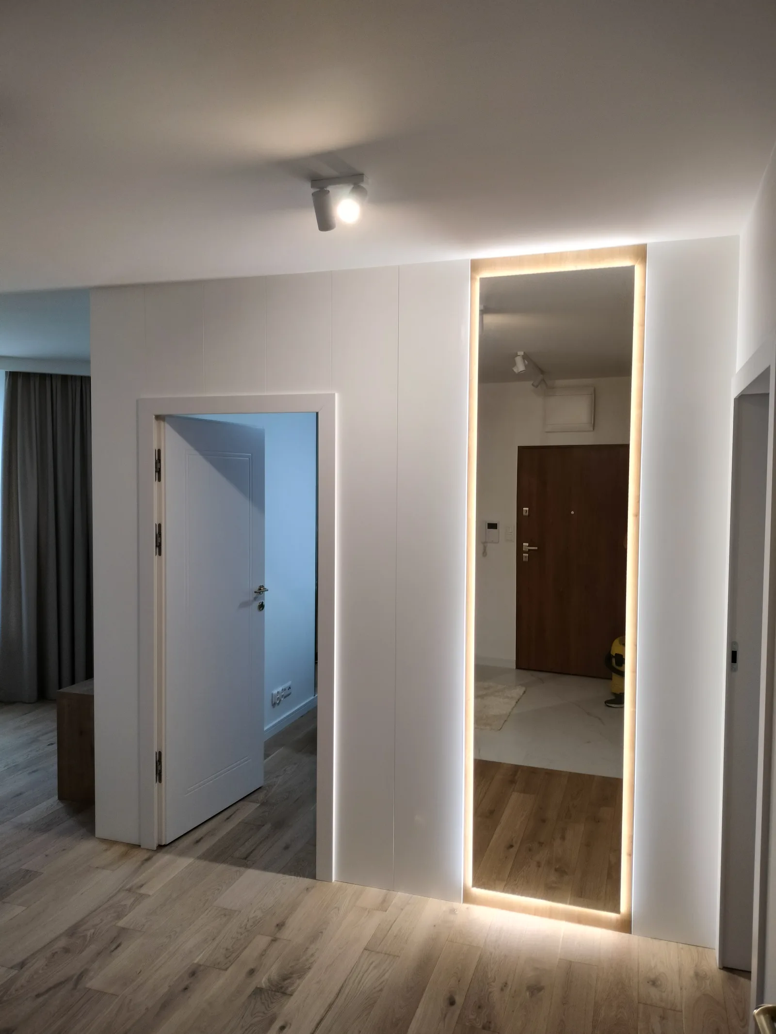 Szafa na wymiar z podświetlanym lustrem, widok szerszy