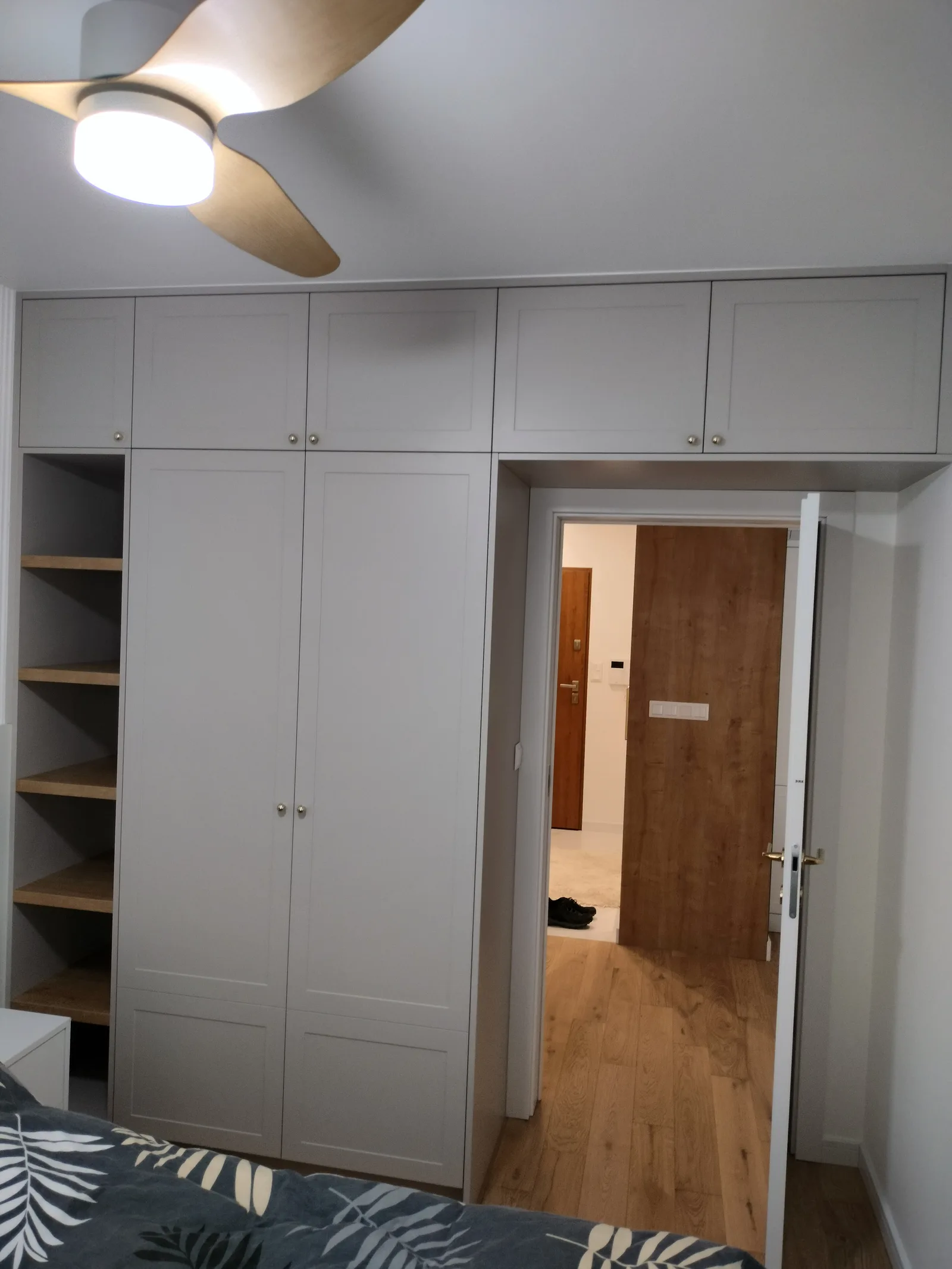 Szafa narożna na wymiar w bieli