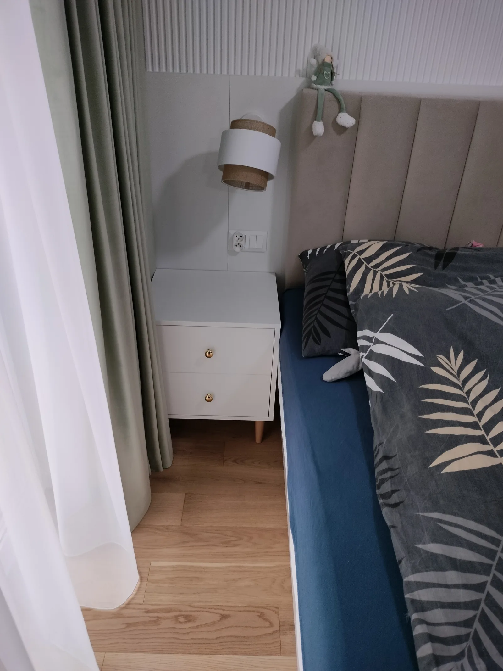 Zabudowa na wymiar w sypialni, widok od strony łóżka