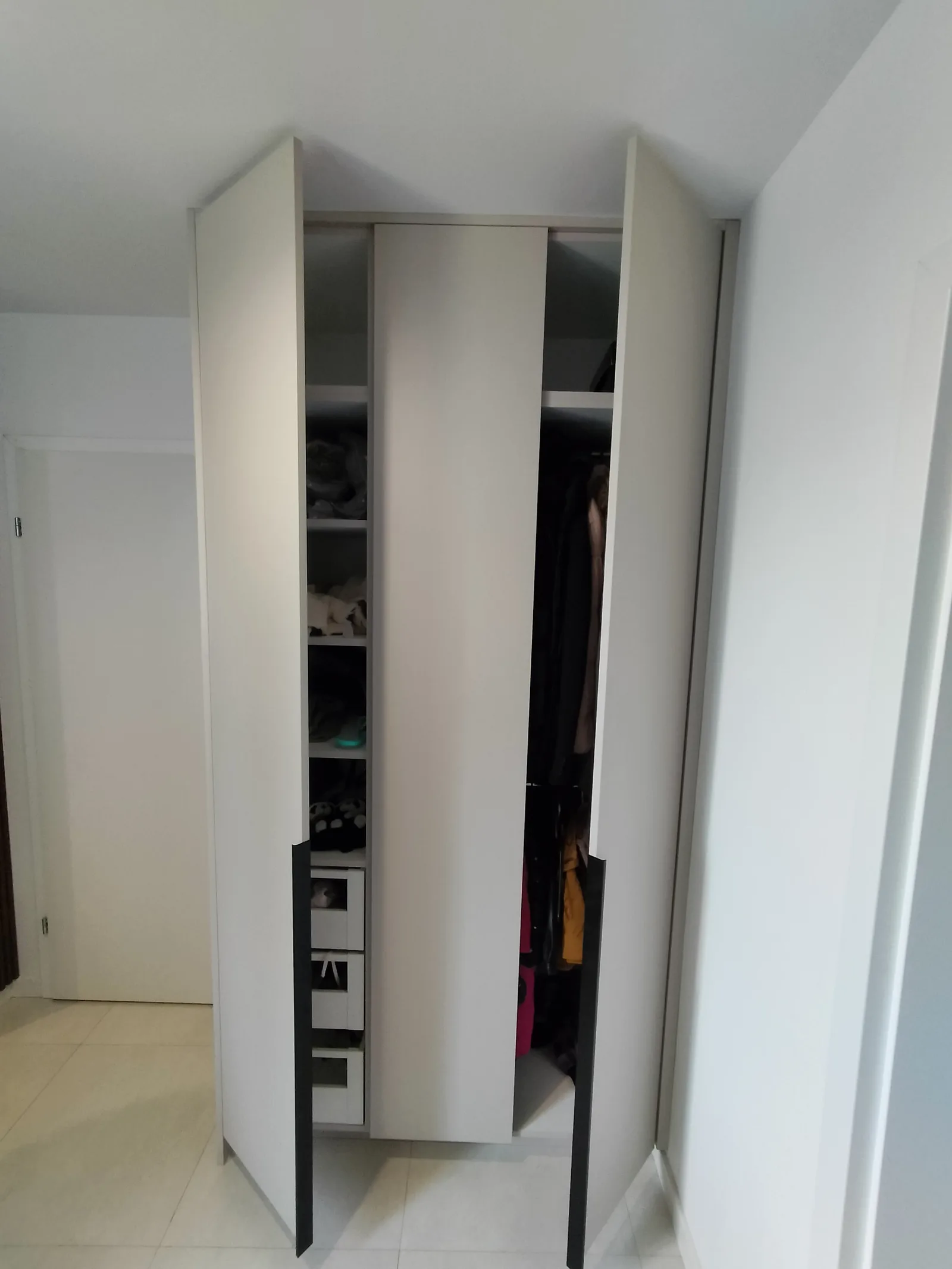 Wnętrze szafy na wymiar, wysuwana półka na buty