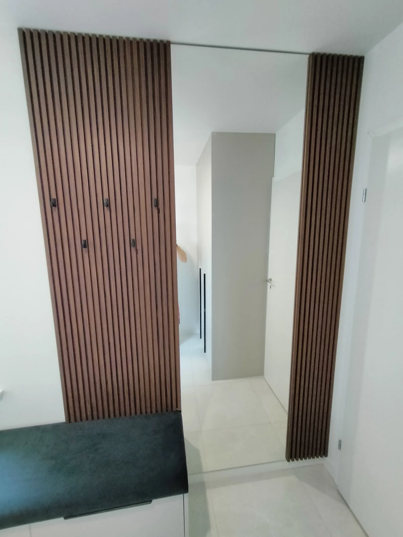 Panel z drewnianych lameli na wymiar, lustro w przedpokoju