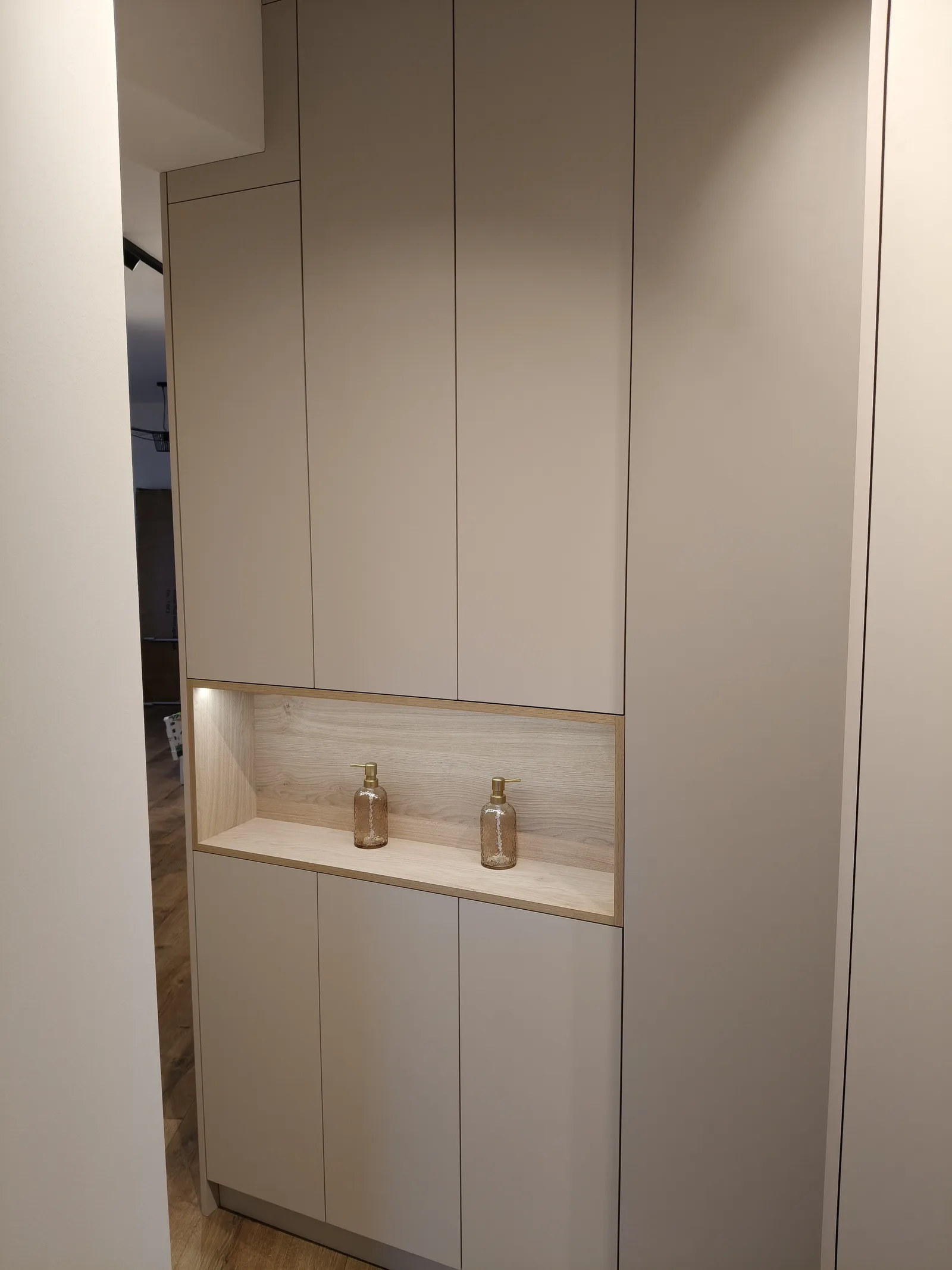 Wysoka szafa na wymiar z podświetlaną wnęką