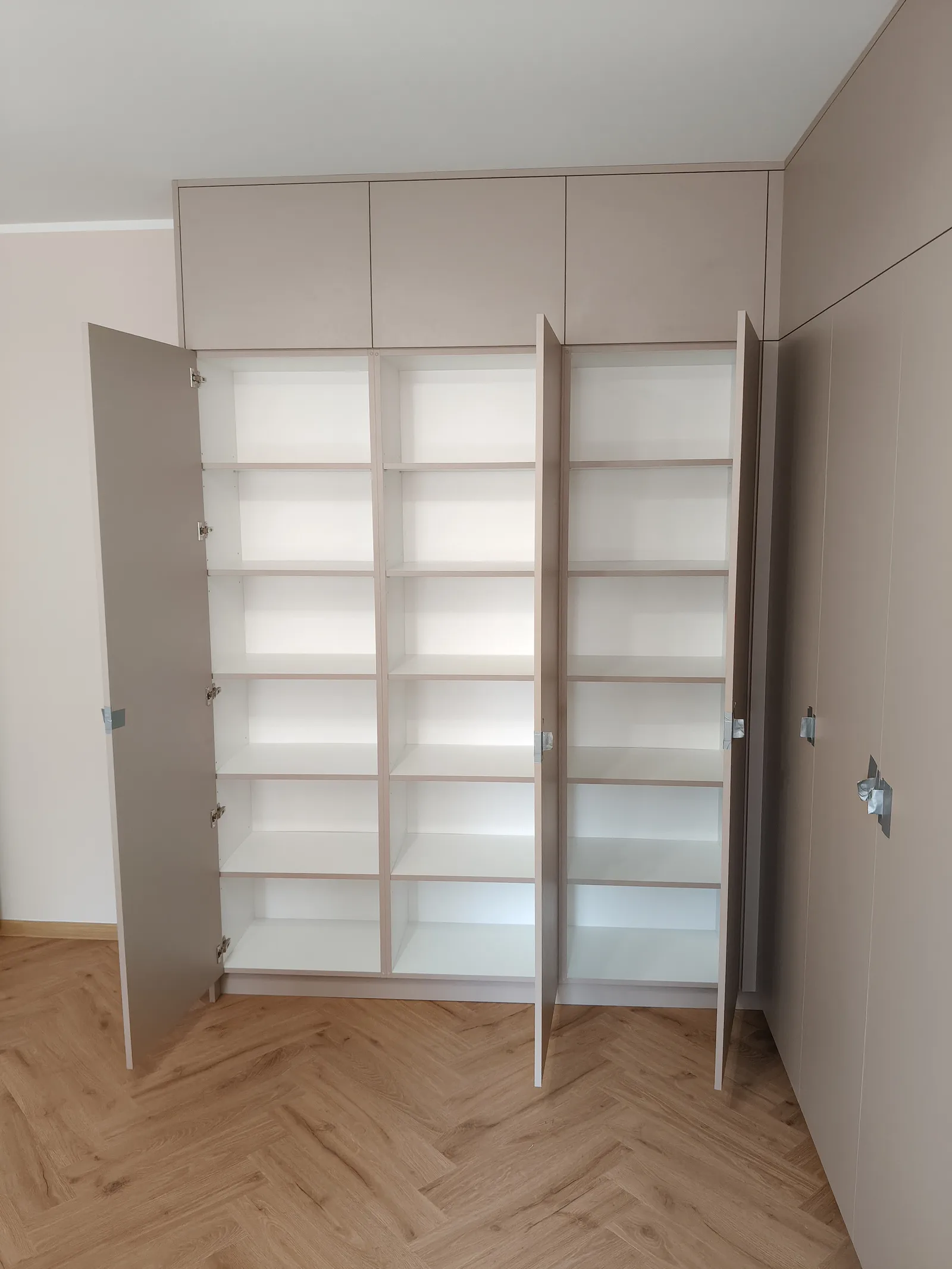 Garderoba otwarta na wymiar, podłoga w jodełkę